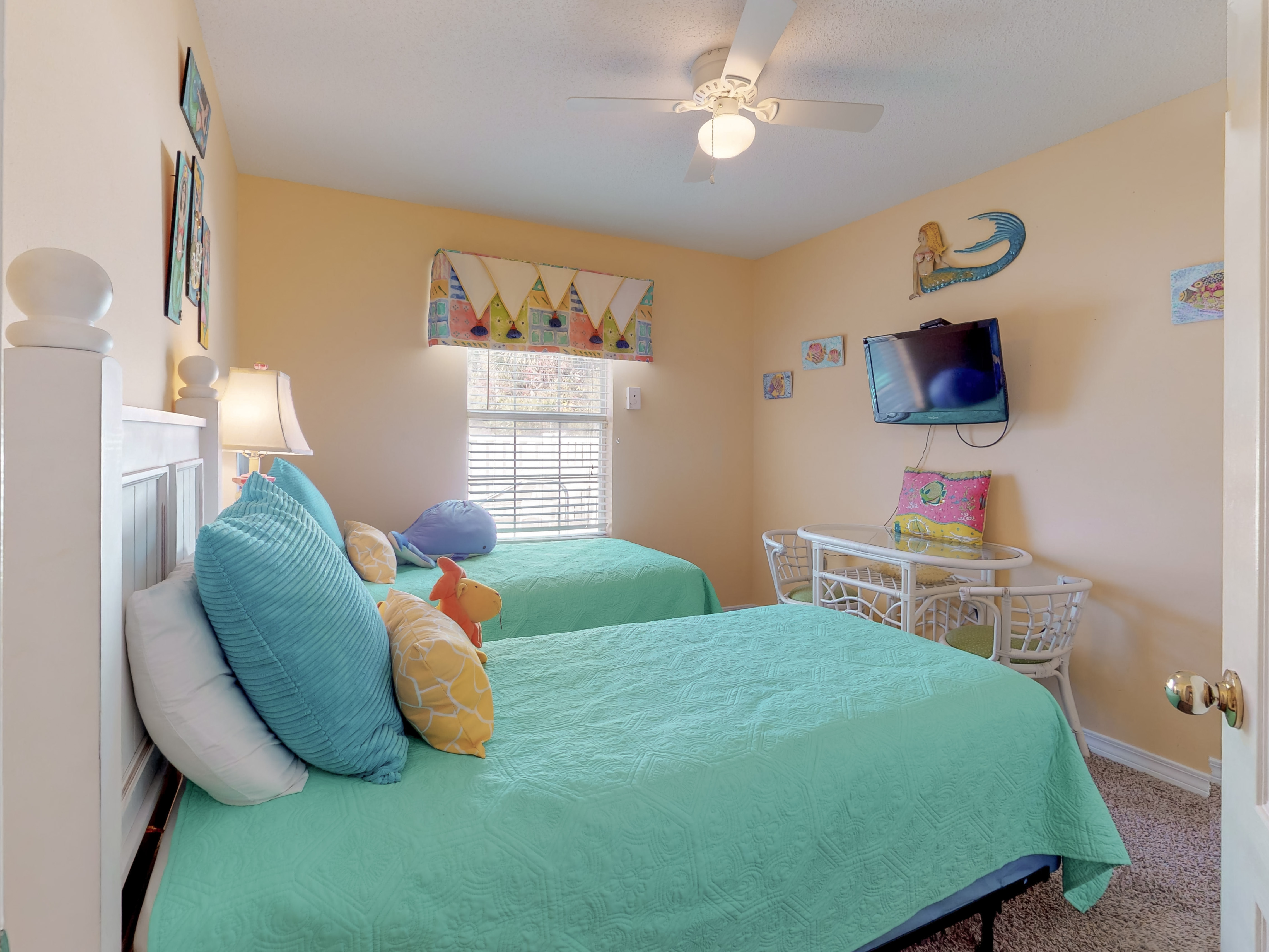 Twin bedroom