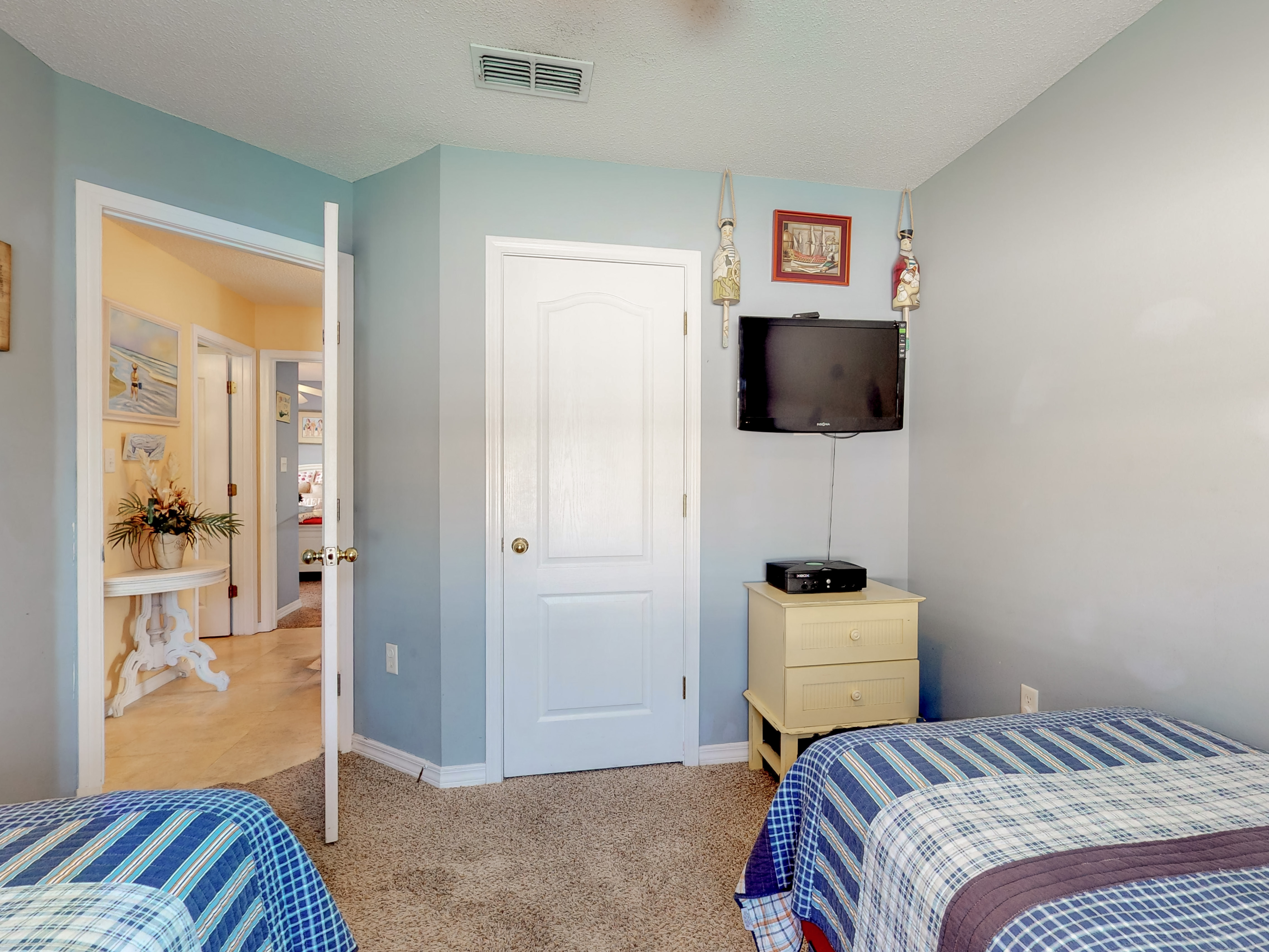Twin bedroom